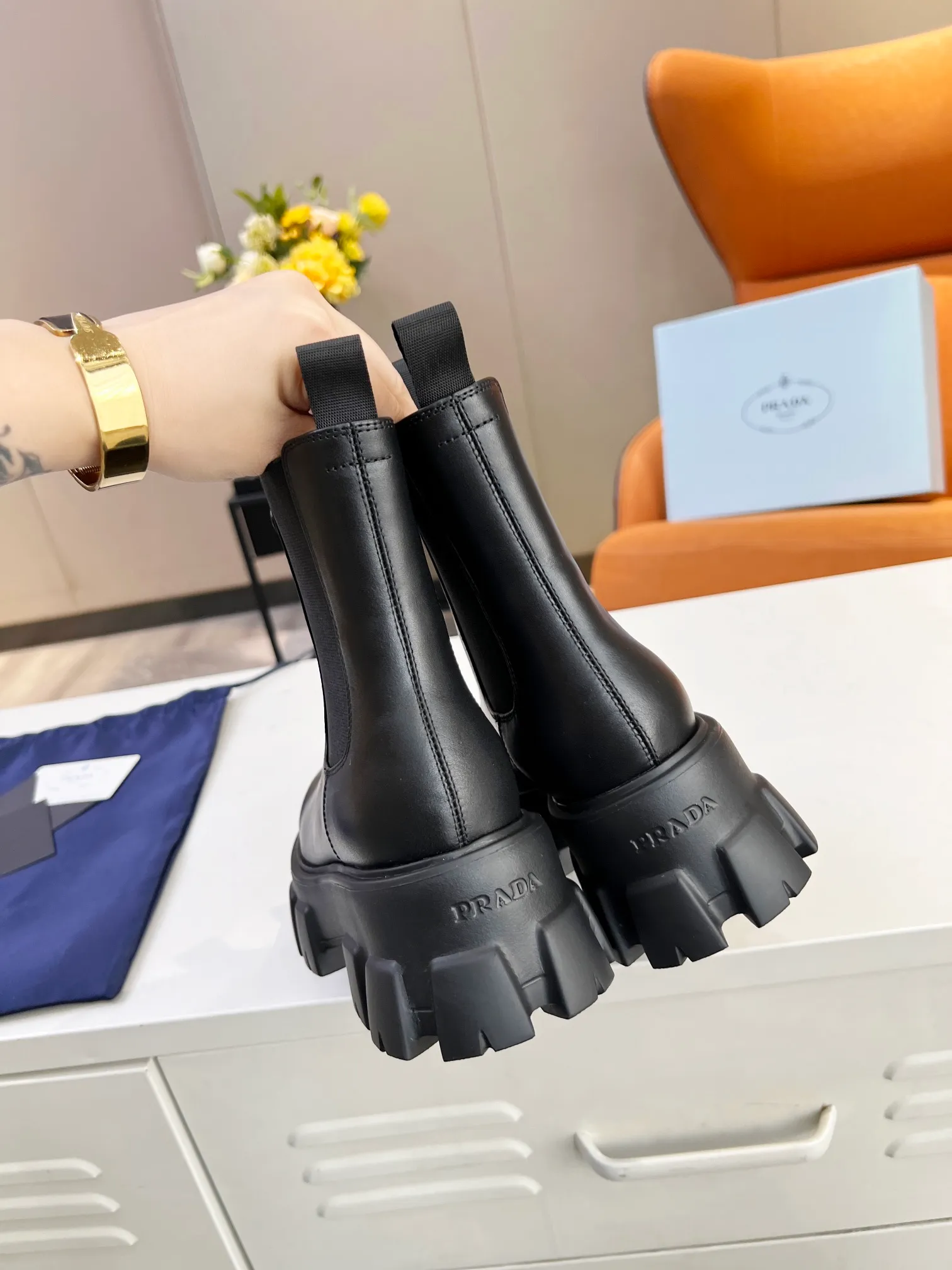 👟👟Ex-factory price 560👟👟 Top level🔝2023 SSS launches Prada short boots series🌲🌲 🆚🆚🆚 💥PRADA's early autumn and winter T-stage catwalk show is the same style as "Dreams never sleep". Prada can use it on important occasions. The fresh style has a little extravagant feeling, and it is perfect on the feet. 💃💃Wear it with these shoes. Elegant, crystal clear, and various accessories and materials are exclusively customized one-to-one, so that there is no distance from the original version. The entire series is a combination of exciting and unexpected elements, allowing you to appreciate the ever-changing style of the Prada girl. 1⃣ Upper: imported calfskin, 2⃣ Lining: imported sheepskin lining 3⃣ Outsole: Italian original TPU foam outsole, available in 5 colors, code number 35-41